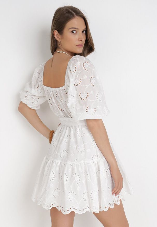 Born2be - Biała Sukienka Daphlenia. Okazja: na co dzień. Kolor: biały. Materiał: bawełna. Wzór: aplikacja. Styl: casual, klasyczny