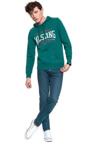 Mustang - BLUZA MUSTANG Printed Hoodie DEEP TEAL 1009346 6433. Okazja: do pracy, na uczelnię. Typ kołnierza: kaptur. Materiał: jeans, bawełna, denim, materiał. Długość: długie. Wzór: nadruk, aplikacja. Sezon: lato, zima. Styl: klasyczny #4