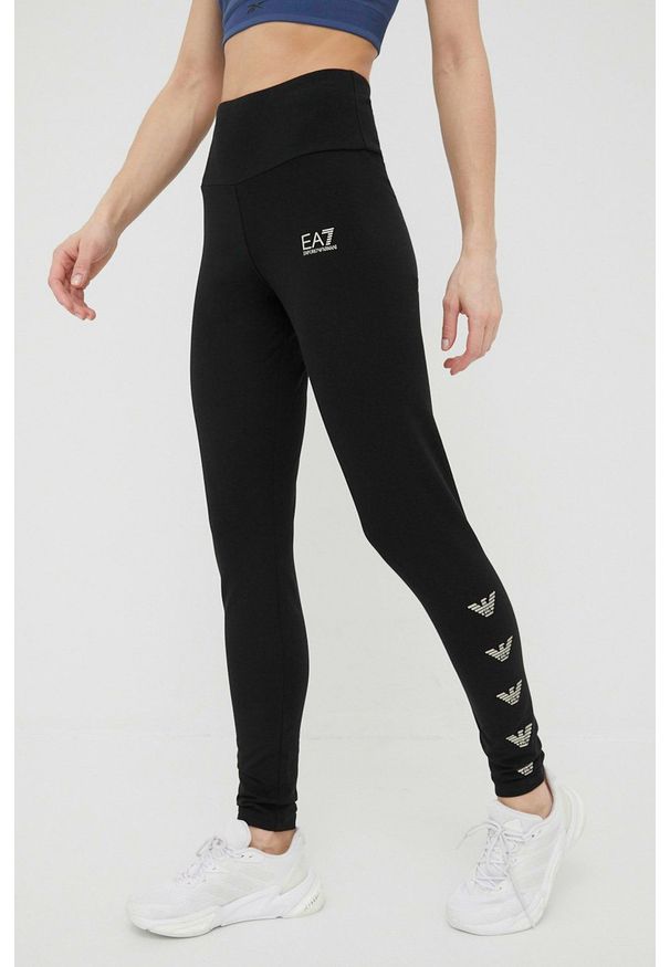 EA7 Emporio Armani legginsy damskie kolor czarny z nadrukiem. Stan: podwyższony. Kolor: czarny. Materiał: dzianina. Wzór: nadruk