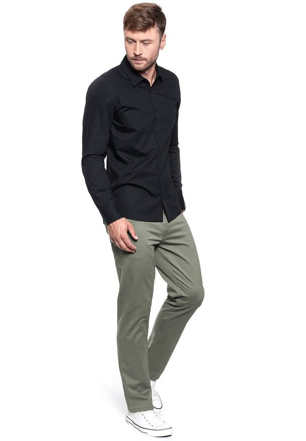 Wrangler - WRANGLER SPODNIE MĘSKIE TEXAS DUSTY OLIVE W121W3275 112126231. Stan: podwyższony. Materiał: materiał. Wzór: moro. Styl: militarny