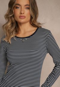 Renee - Granatowa Bluzka Longsleeve Ozdobiona Paskami i Cyrkoniami Ralenea. Okazja: na co dzień. Kolor: niebieski. Materiał: jeans. Długość rękawa: długi rękaw. Wzór: aplikacja. Styl: elegancki, casual #3