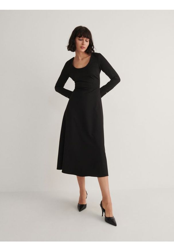 Reserved - Sukienka midi - czarny. Kolor: czarny. Materiał: tkanina, wiskoza. Długość: midi