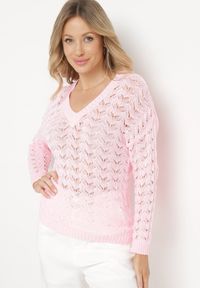 Born2be - Różowy Ażurowy Sweter z Trójkątnym Dekoltem i Ściągaczami Isandre. Kolor: różowy. Wzór: ażurowy