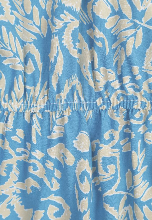 Renee - Niebieska Sukienka z Bawełny o Rozkloszowanym Kroju Ozdobiona Falbanami i Gumką w Talii Neliaura. Okazja: na co dzień, na imprezę. Typ kołnierza: dekolt w kształcie V. Kolor: niebieski. Materiał: bawełna. Wzór: aplikacja. Sezon: lato. Typ sukienki: proste, rozkloszowane. Styl: elegancki, casual