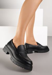 Renee - Czarne Półbuty Mokasyny z Ozdobnym Wycięciem Grelabia. Okazja: na co dzień. Kolor: czarny. Materiał: jeans. Styl: klasyczny, casual, elegancki