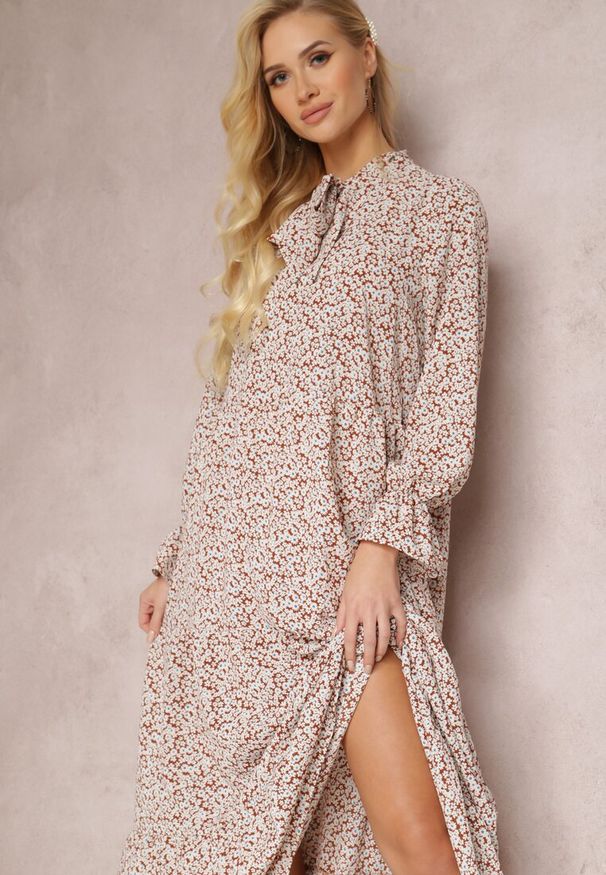Renee - Brązowo-Biała Sukienka Pherone. Kolor: biały. Materiał: zamsz. Wzór: aplikacja, kwiaty. Styl: elegancki. Długość: maxi
