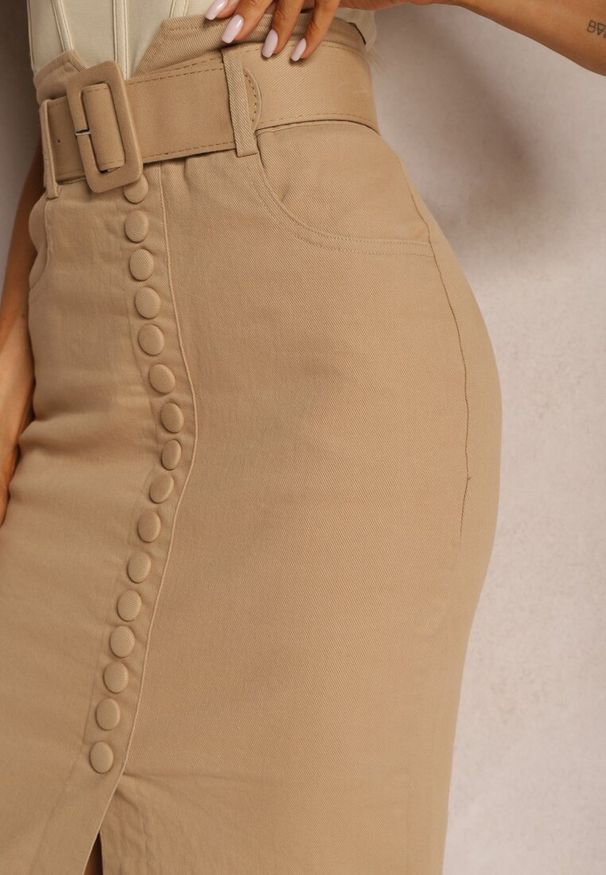 Renee - Ciemnobeżowa Jeansowa Spódnica Ołówkowa Midi z Guzikami i Rozcięciem Jackiesa. Kolor: beżowy. Materiał: jeans