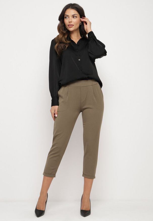 Born2be - Ciemnozielone Spodnie 3/4 z Gumką w Talii i Kieszeniami Saivie. Kolor: zielony. Styl: elegancki