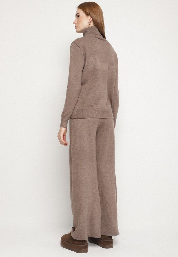 Born2be - Ciemnobeżowy Dzianinowy Komplet z Wełną i Bawełną Spodnie i Sweter z Golfem Errele. Kolor: beżowy. Materiał: dzianina, bawełna, wełna