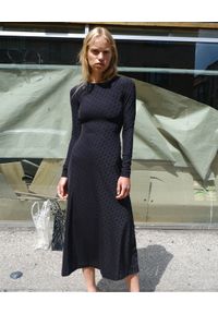 SAKS POTTS - Czarna sukienka Simple. Kolor: czarny. Materiał: materiał. Długość rękawa: długi rękaw. Wzór: aplikacja, nadruk. Długość: midi #3