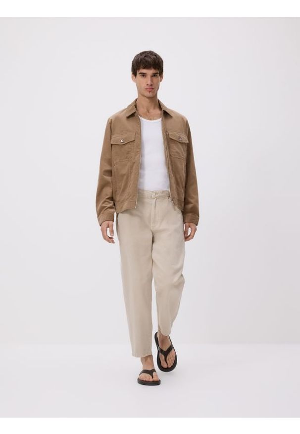 Reserved - Jeansy jogger fit - beżowy. Kolor: beżowy