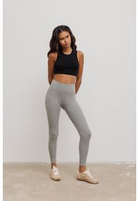 Marsala - Legginsy damskie z prążkowanej dzianiny w kolorze DEEP GREY MELANGE- HIPS-S. Okazja: na co dzień. Materiał: dzianina, prążkowany. Styl: sportowy, casual