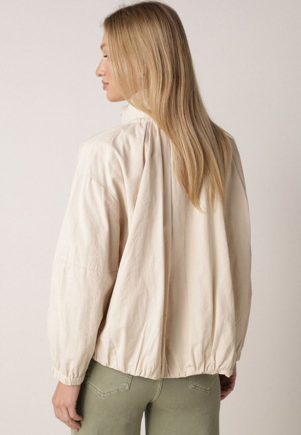 Born2be - Beżowa Przejściowa Kurtka Bombka Oversize z Bawełny i Wiskozy Effinue. Okazja: na spacer, na co dzień. Kolor: beżowy. Materiał: wiskoza, bawełna. Styl: casual