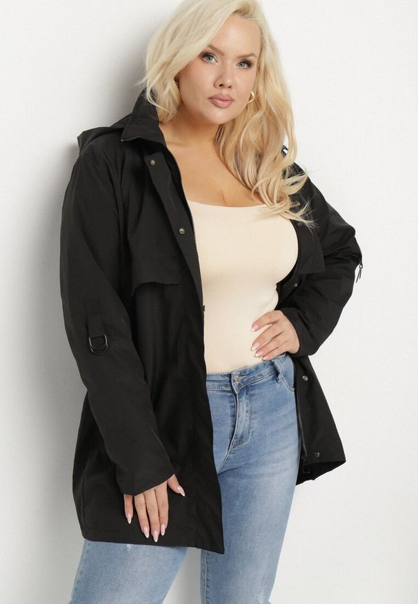 Born2be - Czarna Kurtka w Stylu Parki z Kapturem i Ściągaczem w Talii Efanelena. Okazja: na co dzień, na spacer. Typ kołnierza: kaptur. Kolekcja: plus size. Kolor: czarny. Materiał: jeans. Styl: casual, elegancki