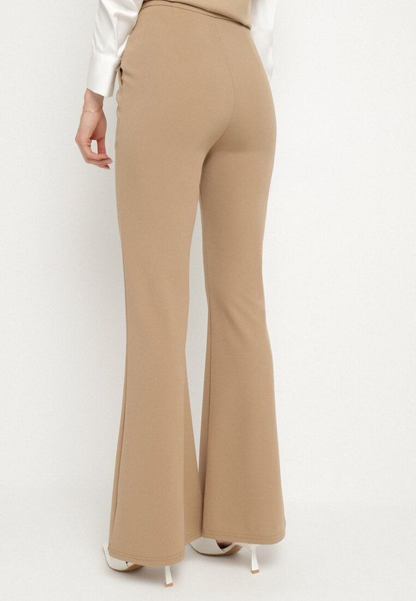 Born2be - Ciemnobeżowe Spodnie Dzwony z Wysokim Stanem z Dodatkiem Wiskozy Senarilith. Okazja: na co dzień, na spotkanie biznesowe, na imprezę. Stan: podwyższony. Kolor: beżowy. Materiał: wiskoza. Styl: casual, biznesowy, elegancki