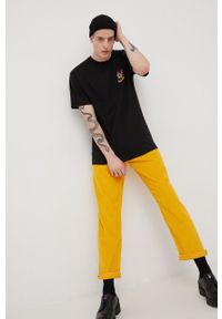 Levi's® - Levi's spodnie sztruksowe x SIMPSON męskie. Okazja: na spotkanie biznesowe. Kolor: żółty. Materiał: sztruks. Styl: biznesowy