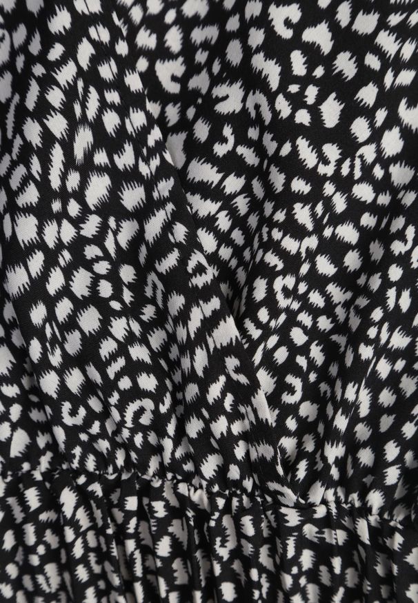 Renee - Czarna Rozkloszowana Sukienka Maxi z Plisowanym Dołem i Gumką w Pasie Horia. Typ kołnierza: dekolt kopertowy. Kolor: czarny. Sezon: wiosna, lato. Typ sukienki: kopertowe. Długość: maxi