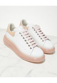 Alexander McQueen - ALEXANDER MCQUEEN - Skórzane sneakersy z różową podeszwą. Nosek buta: okrągły. Kolor: biały. Materiał: skóra #5