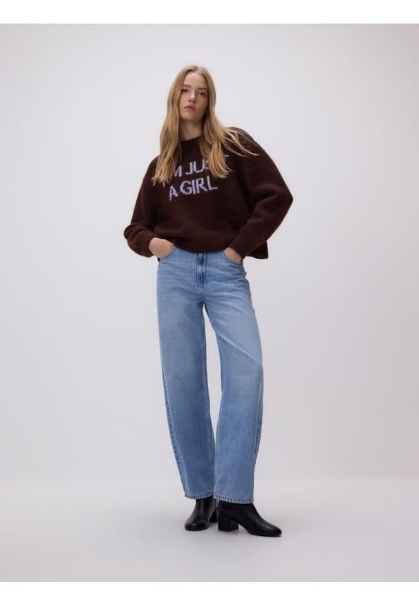 Reserved - Sweter z napisem - brązowy. Kolor: brązowy. Materiał: dzianina, wełna. Wzór: napisy