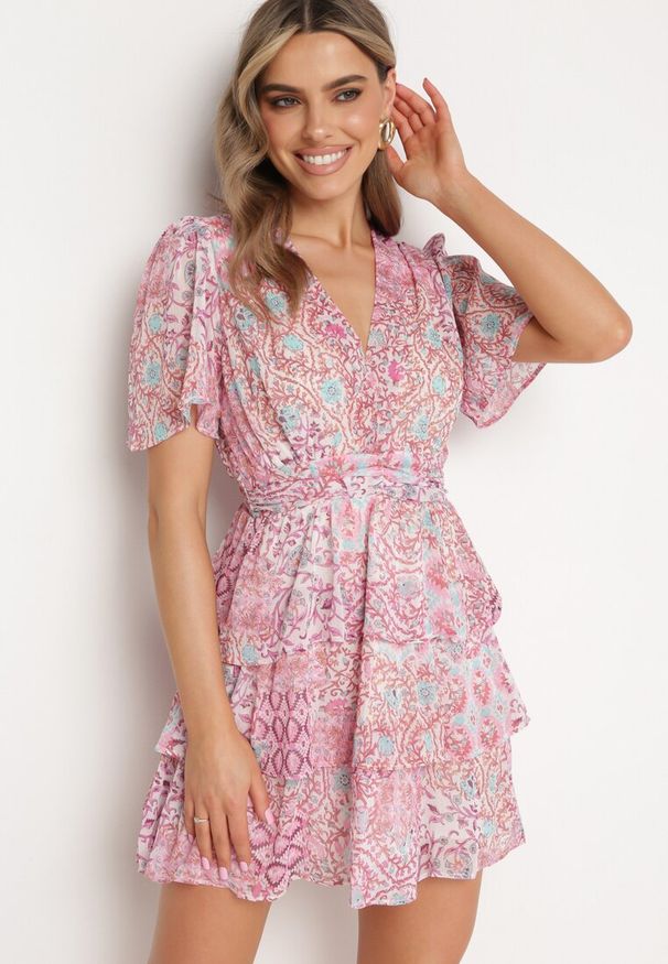 Born2be - Różowa Rozkloszowana Sukienka z Gumką w Talii i Falbankami Pimeria. Okazja: na co dzień. Typ kołnierza: kołnierz z falbankami. Kolor: różowy. Długość rękawa: krótki rękaw. Typ sukienki: proste. Styl: casual