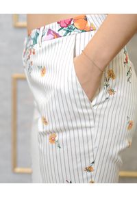 CRISTINAEFFE MILANO - Spodnie w kwiatowy print. Kolor: beżowy. Wzór: kwiaty, nadruk. Sezon: wiosna. Styl: klasyczny #2