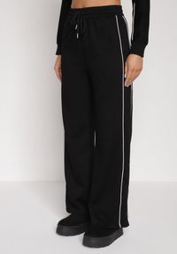 Born2be - Czarny Retro Komplet Dresowy z Wiskozą Szerokie Spodnie i Bluza ze Stójką Sewelda. Kolor: czarny. Materiał: wiskoza, dresówka. Sport: turystyka piesza #7