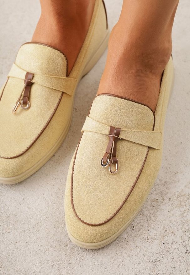 Born2be - Żółte Mokasyny z Imitacji Zamszu Zdobione Aplikacją z Zawieszkami Peleg. Okazja: do pracy, na spotkanie biznesowe. Kolor: żółty. Materiał: zamsz. Wzór: aplikacja. Styl: biznesowy, elegancki