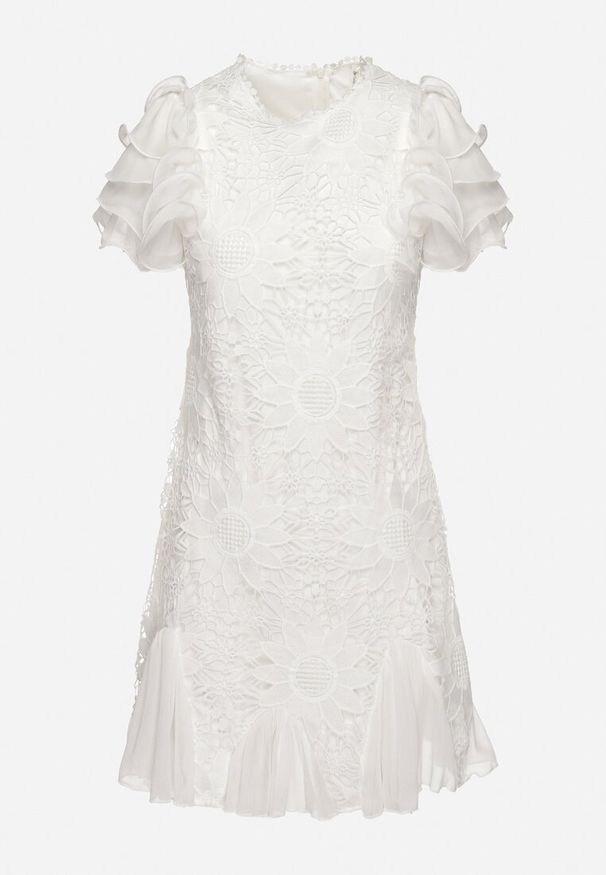 Born2be - Biała Sukienka Mini z Koronkowymi Wstawkami i Falbankami Soffiana. Okazja: na co dzień, na imprezę. Typ kołnierza: kołnierz z falbankami. Kolor: biały. Materiał: koronka. Długość rękawa: krótki rękaw. Wzór: koronka. Styl: elegancki, casual. Długość: mini