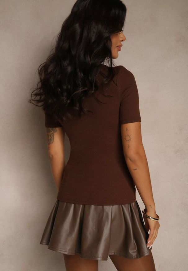 Renee - Brązowy Bawełniany T-shirt Prążkowany z Guzikami Florvivi. Okazja: na co dzień. Kolor: brązowy. Materiał: prążkowany, bawełna. Styl: sportowy, casual