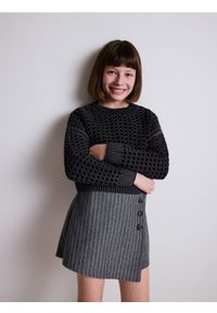 Reserved - Ażurowy sweter z połyskiem - czarny. Kolor: czarny. Materiał: bawełna, dzianina. Wzór: ażurowy