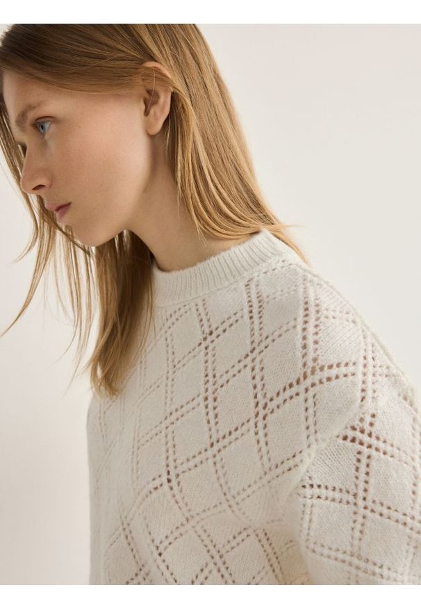 Reserved - Sweter w ażurowy wzór - kremowy. Kolor: kremowy. Materiał: dzianina. Wzór: ażurowy