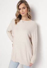 Born2be - Jasnobeżowy Klasyczny Sweter z Długim Rękawem Darissa. Kolor: beżowy. Materiał: tkanina, dzianina. Długość rękawa: długi rękaw. Długość: długie. Styl: klasyczny #1