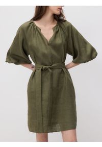 Reserved - Lniana sukienka z wiązaniem - oliwkowy. Kolor: oliwkowy. Materiał: len #1