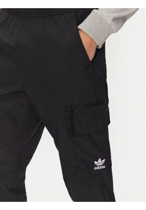 Adidas - adidas Spodnie dresowe Trefoil Essentials Woven Cargo JD2453 Czarny Regular Fit. Kolor: czarny. Materiał: syntetyk
