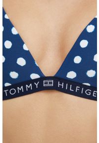 TOMMY HILFIGER - Tommy Hilfiger biustonosz kąpielowy kolor granatowy lekko usztywniona miseczka. Kolor: niebieski. Materiał: włókno, materiał. Wzór: nadruk #2