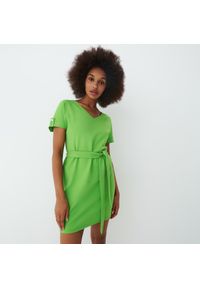 Mohito - Elegancka sukienka mini z wiązaniem - Zielony. Kolor: zielony. Styl: elegancki. Długość: mini