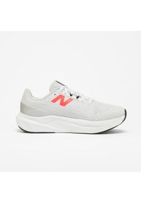 Buty do biegania damskie New Balance Fuelcell Propel V5. Kolor: biały. Materiał: włókno, kauczuk. Szerokość cholewki: normalna. Sport: bieganie
