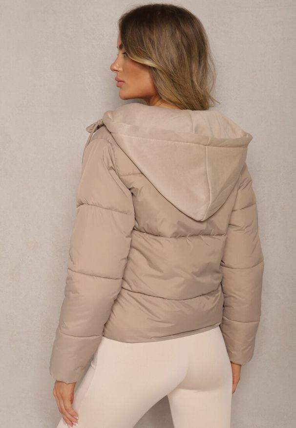 Renee - Jasnobeżowa Kurtka Pikowana Wykończona Kapturem Aviatoria. Okazja: do pracy. Kolor: beżowy. Materiał: dzianina, jeans