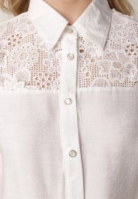 Born2be - Biała Koszula z Wiskozy na Krótki Rękaw z Ażurowymi Wstawkami Kakara. Okazja: na co dzień, do pracy, na spotkanie biznesowe. Kolor: biały. Materiał: wiskoza. Długość rękawa: krótki rękaw. Długość: krótkie. Wzór: ażurowy. Styl: klasyczny, casual, biznesowy, elegancki #6