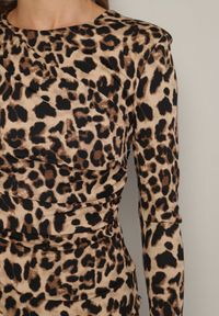 Born2be - Ciemnobeżowa Marszczona Sukienka w Panterkę o Dopasowanym Kroju z Usztywnionymi Ramionami Tifitha. Kolor: beżowy. Materiał: skóra. Długość rękawa: długi rękaw. Wzór: motyw zwierzęcy. Styl: wizytowy, klasyczny, elegancki #4