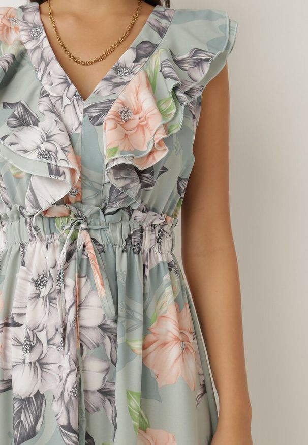 Born2be - Zielona Sukienka w Kwiaty o Rozkloszowanym Kroju z Falbanami i Wiązaniem Trelanie. Typ kołnierza: dekolt w serek, kołnierz z falbankami. Kolor: zielony. Materiał: materiał. Wzór: kwiaty. Długość: maxi