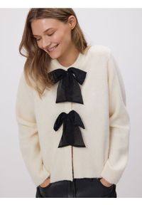 Reserved - Kardigan z kokardkami - kremowy. Typ kołnierza: kokarda. Kolor: kremowy. Materiał: dzianina #1
