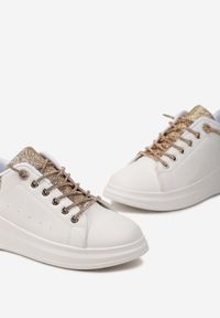 Born2be - Biało-Złote Sneakersy z Biżuteryjnym Wiązaniem i Brokatowymi Wstawkami Eleria. Kolor: biały. Wzór: aplikacja #2