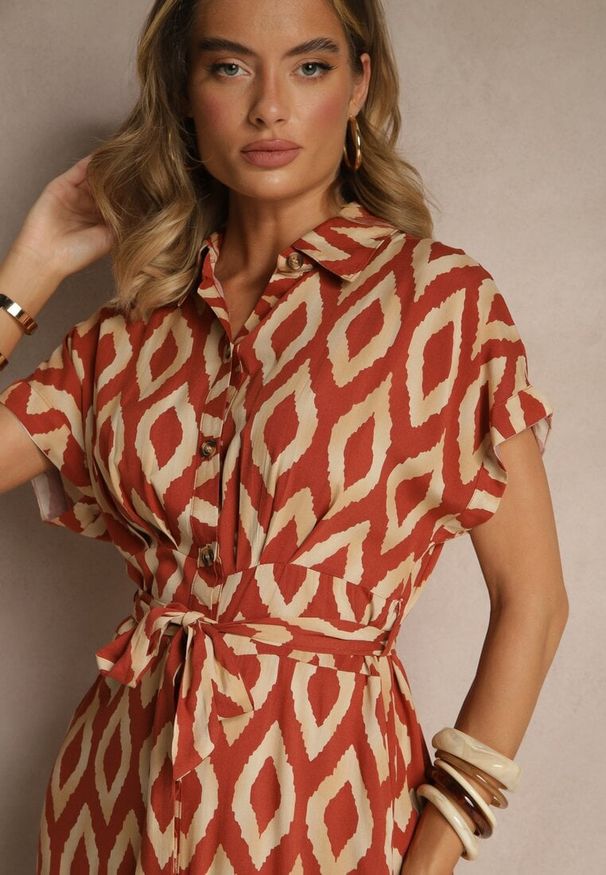 Renee - Pomarańczowa Koszulowa Sukienka z Wiskozy Ozdobiona Geometrycznym Motywem Ralomia. Okazja: na co dzień. Typ kołnierza: dekolt w kształcie V. Kolor: pomarańczowy. Materiał: wiskoza. Długość rękawa: krótki rękaw. Wzór: geometria, aplikacja. Typ sukienki: koszulowe. Styl: elegancki, casual, klasyczny, sportowy