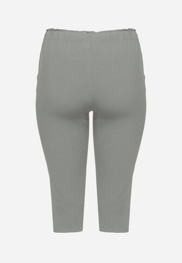 Born2be - Ciemnozielone Spodnie z Gumką w Pasie 7/8 Tenimira. Okazja: na co dzień, na spacer. Kolekcja: plus size. Kolor: zielony. Styl: klasyczny, casual, elegancki