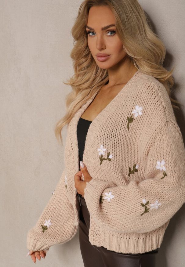 Renee - Brązowy Kardigan w Kwiatowe Aplikacje z Zapięciem na Elegancką Agrafkę Patista. Okazja: do pracy, na co dzień. Kolor: beżowy. Materiał: bawełna. Wzór: aplikacja, kwiaty. Styl: elegancki