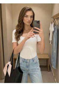 Sinsay - Dopasowane body z krótkim rękawem basic - biały. Kolor: biały. Długość rękawa: krótki rękaw. Długość: krótkie #1