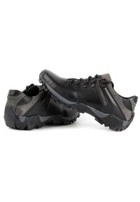 KENT Męskie buty trekkingowe 116 czarne. Okazja: na co dzień. Zapięcie: pasek. Kolor: czarny. Materiał: jeans, skóra. Wzór: paski. Sezon: wiosna, jesień, lato #7