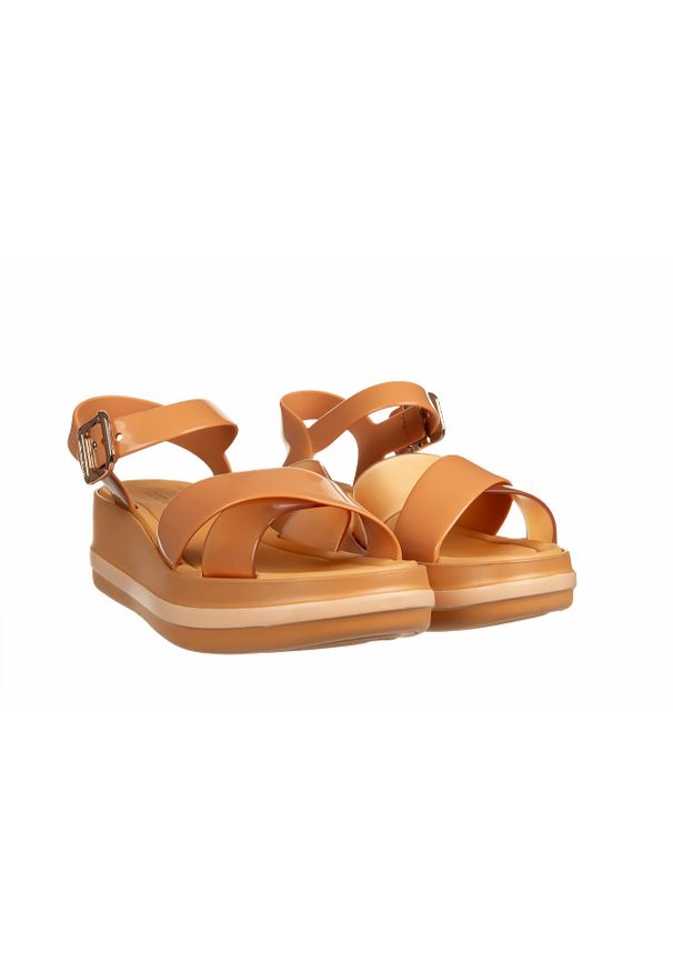 Sandały Azaleia Marie Sandal Plat Fem Dark Brown 198050, Brązowy, Tworzywo. Okazja: na co dzień. Zapięcie: klamry. Kolor: brązowy. Materiał: tworzywo sztuczne. Wzór: paski. Styl: sportowy, casual