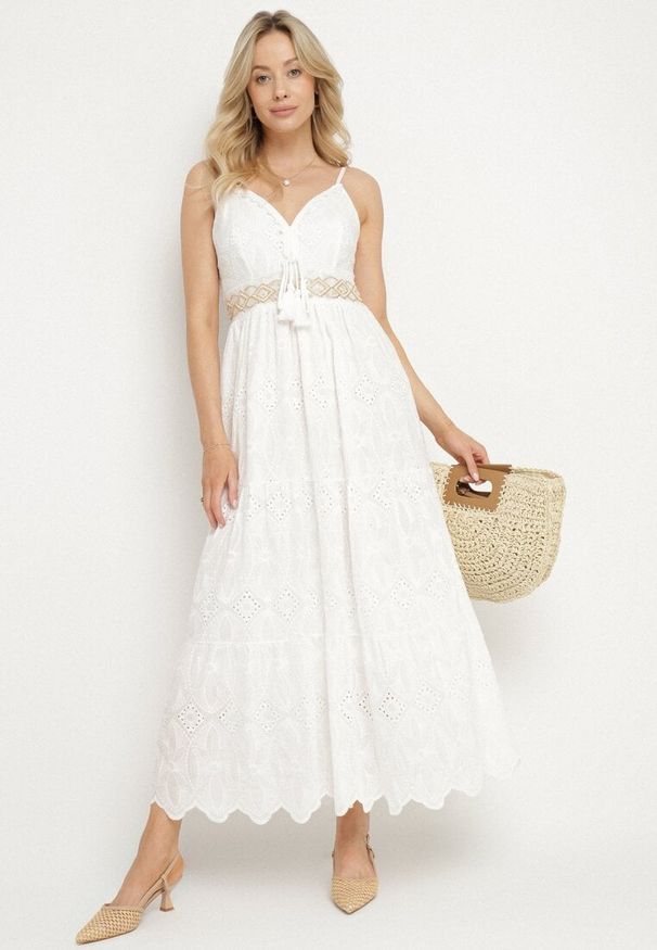 Born2be - Biała Bawełniana Sukienka na Ramiączkach Zdobiona Haftem Polaviel. Okazja: na co dzień. Typ kołnierza: dekolt w kształcie V. Kolor: biały. Materiał: bawełna. Długość rękawa: na ramiączkach. Wzór: aplikacja, haft. Styl: casual, elegancki, boho